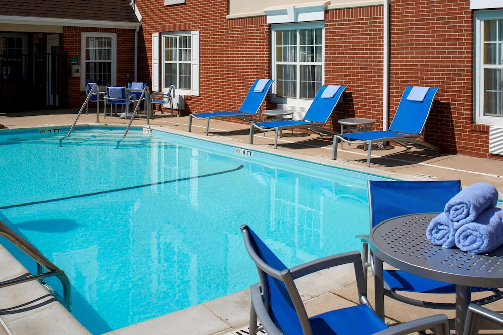 Outdoor pool, Sonesta Simply Suites Detroit Novi