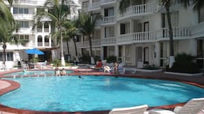 2 outdoor pools