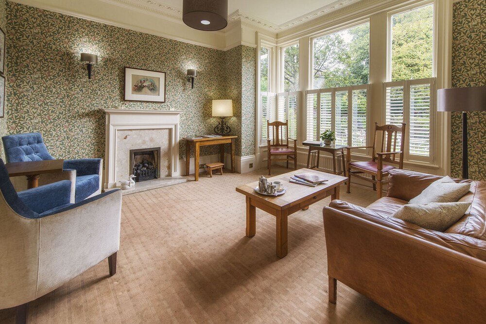 Lobby sitting area, Ascot House Hotel