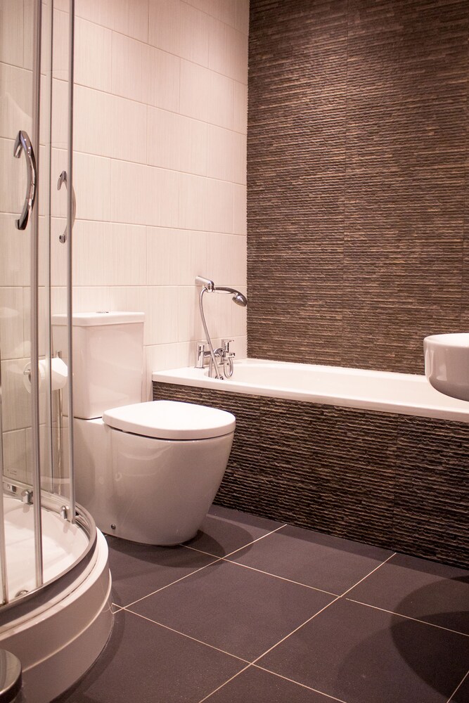 Deep soaking bathtub, Ascot House Hotel