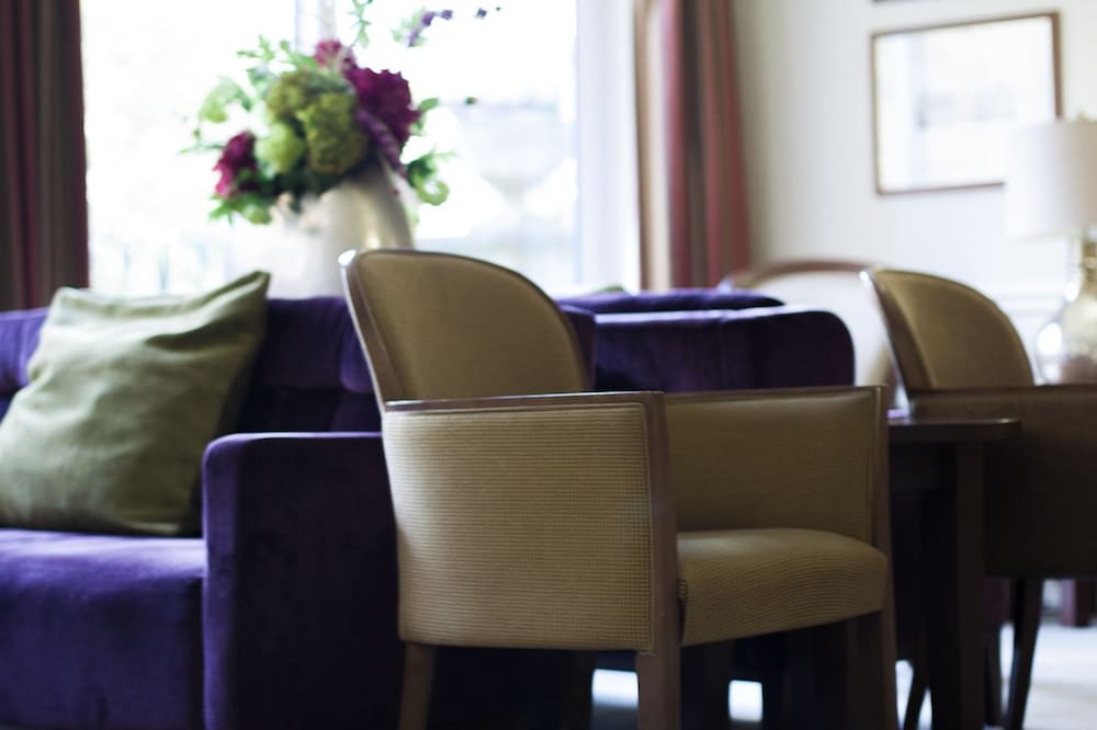 Lobby sitting area, Ascot House Hotel