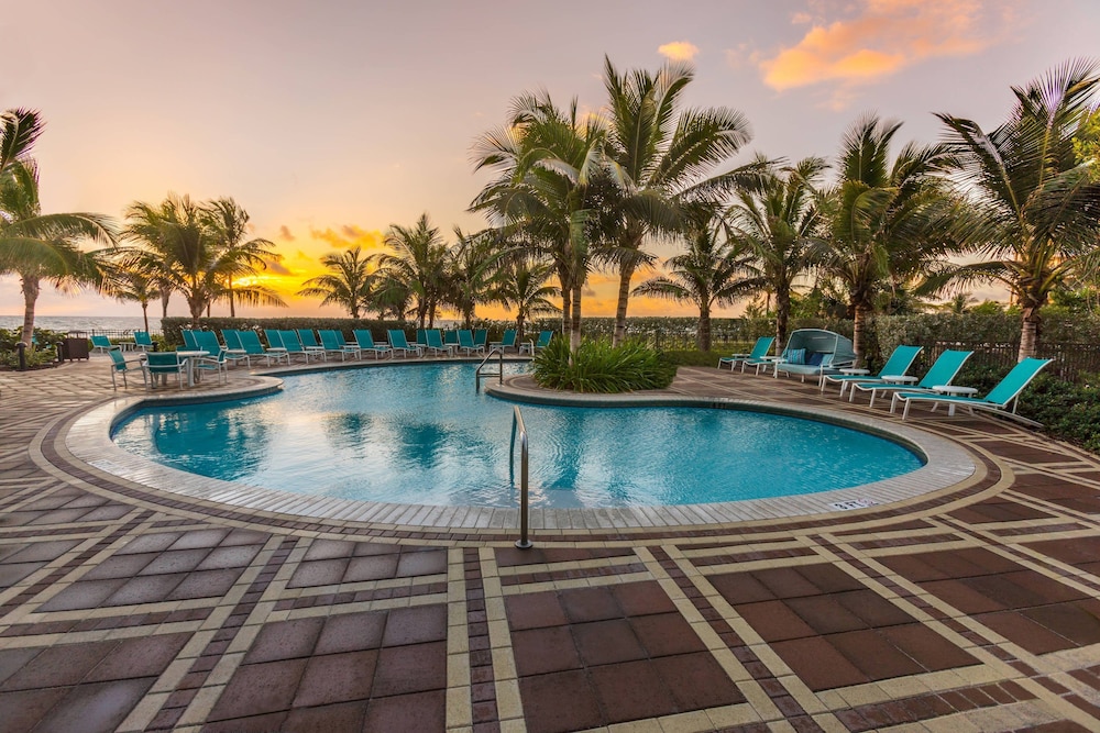 Outdoor pool, Residence Inn Fort Lauderdale Pompano Beach / Oceanfront