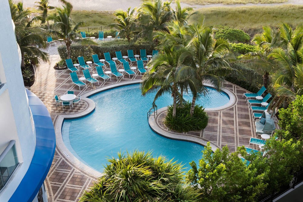 Outdoor pool, Residence Inn Fort Lauderdale Pompano Beach / Oceanfront