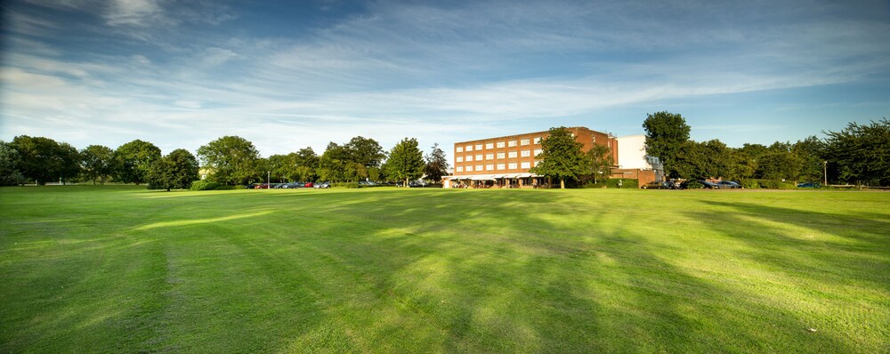 Property grounds, Mercure Maidstone Great Danes Hotel