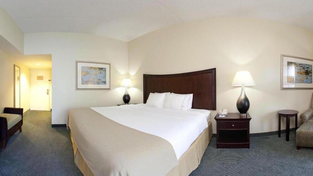 Holiday Inn Express Indianapolis Airport, an IHG Hotel