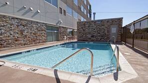 Piscina externa sazonal, funciona das 8h00 às 22h00, espreguiçadeiras
