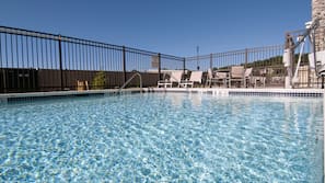 Piscina externa sazonal, funciona das 8h00 às 22h00, espreguiçadeiras