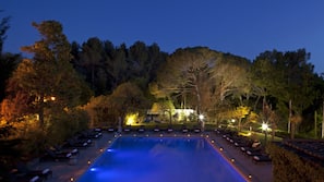 Una piscina cubierta, una piscina al aire libre