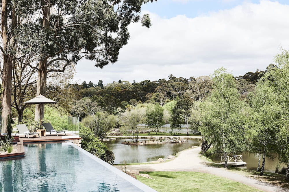 Outdoor spa tub, Lake House Daylesford