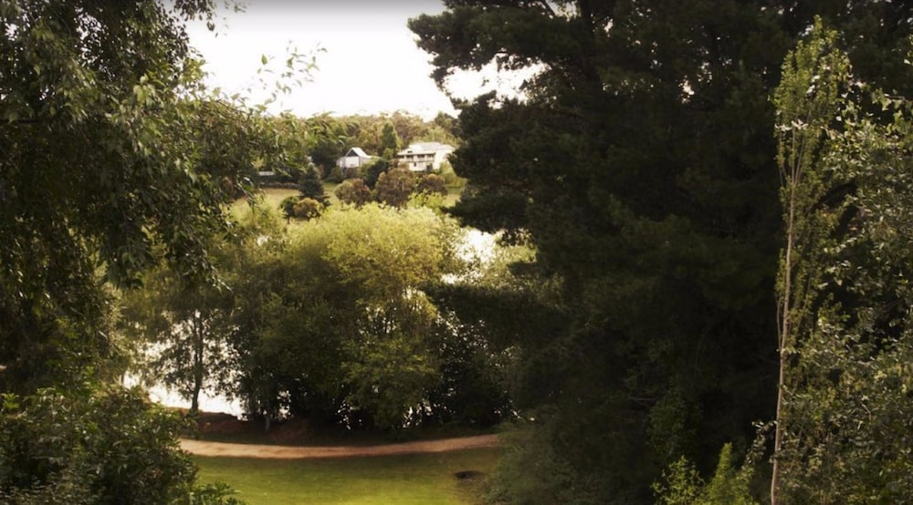 Property grounds, Lake House Daylesford