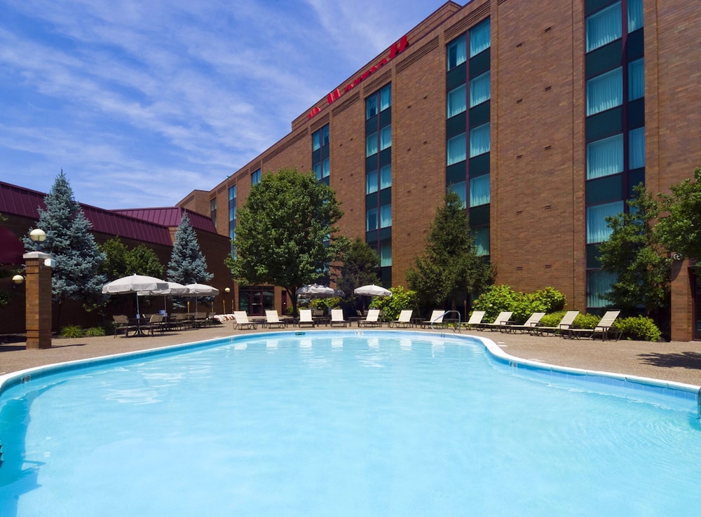 Outdoor pool, Marriott Cincinnati Northeast