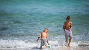 Privatstrand, Liegestühle, Sonnenschirme, Strandtücher