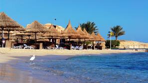 Privatstrand, Liegestühle, Sonnenschirme, Strandtücher