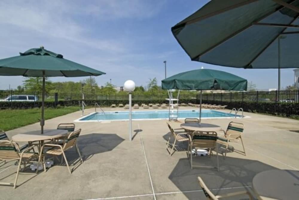 Outdoor pool, The Rockville Hotel, a Ramada by Wyndham