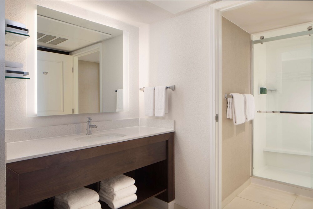 Bathroom, Sonesta ES Suites Fresno