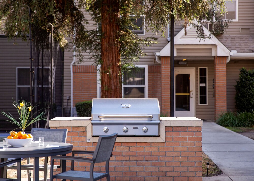 BBQ/picnic area, Sonesta ES Suites Fresno