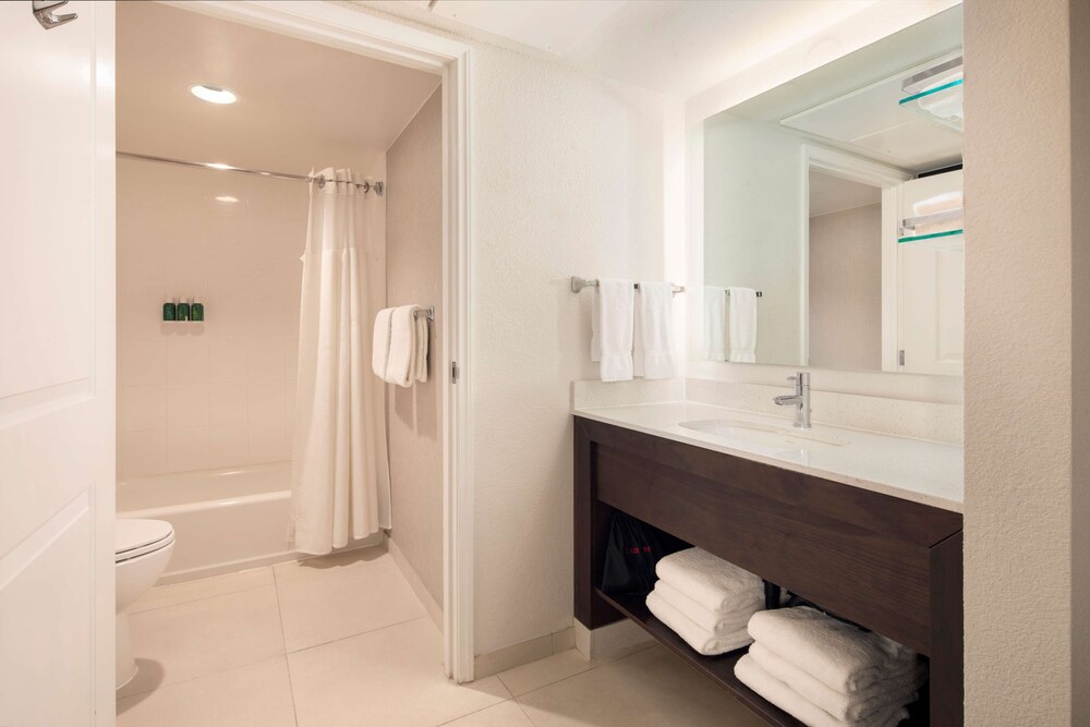 Bathroom, Sonesta ES Suites Fresno