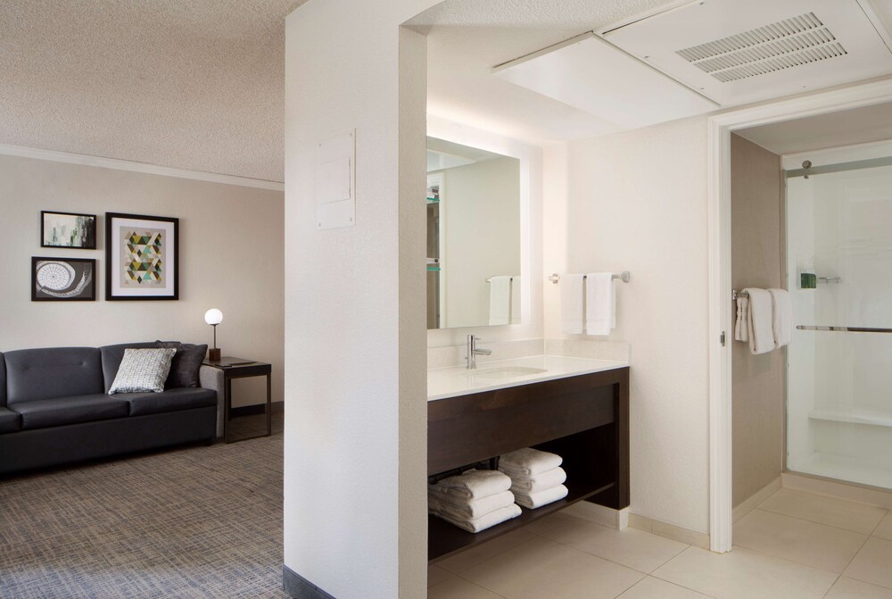 Bathroom, Sonesta ES Suites Fresno