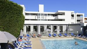 Una piscina al aire libre