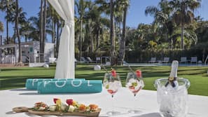 Indoor pool, 2 outdoor pools, pool umbrellas, pool loungers