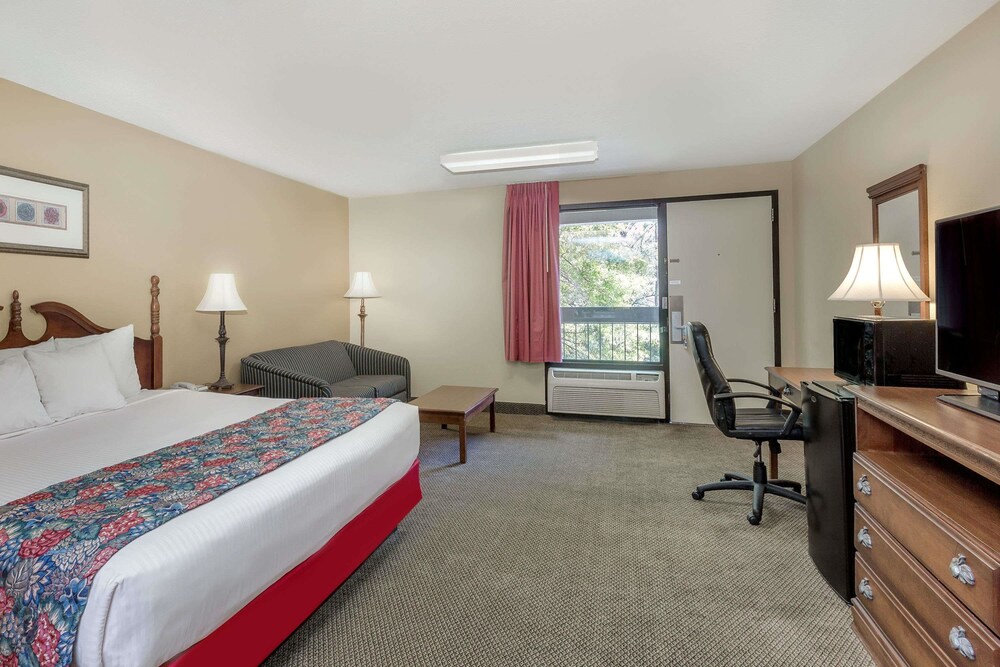 Days Inn by Wyndham Hoover Birmingham
