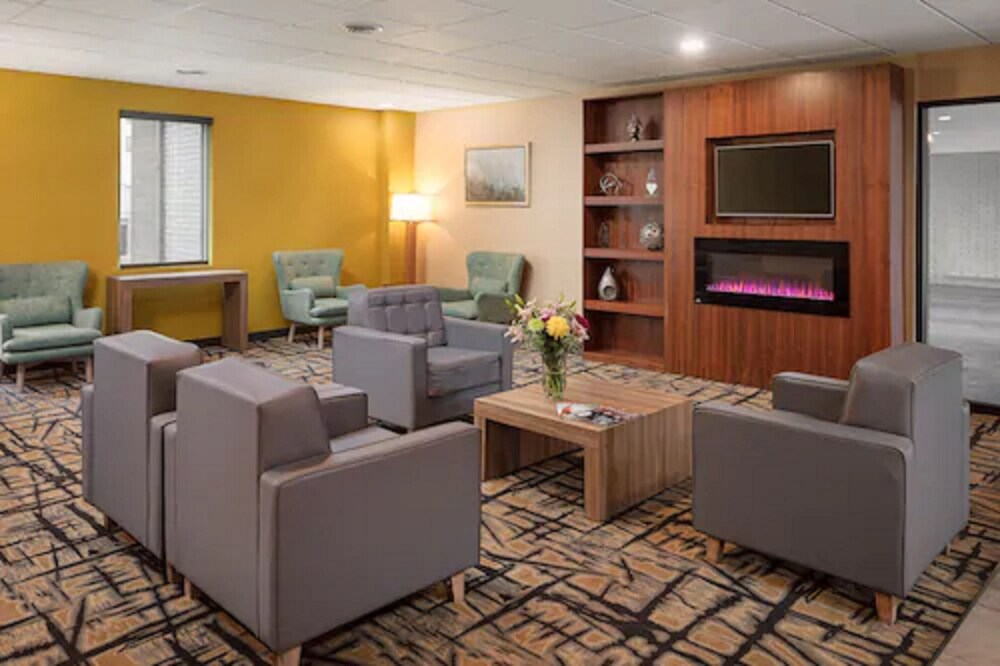 Lobby sitting area, Quality Inn & Suites Downtown