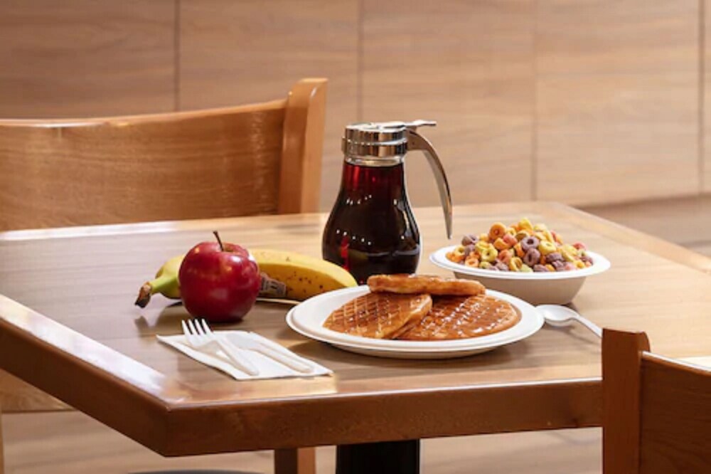 Breakfast meal, Quality Inn & Suites Downtown