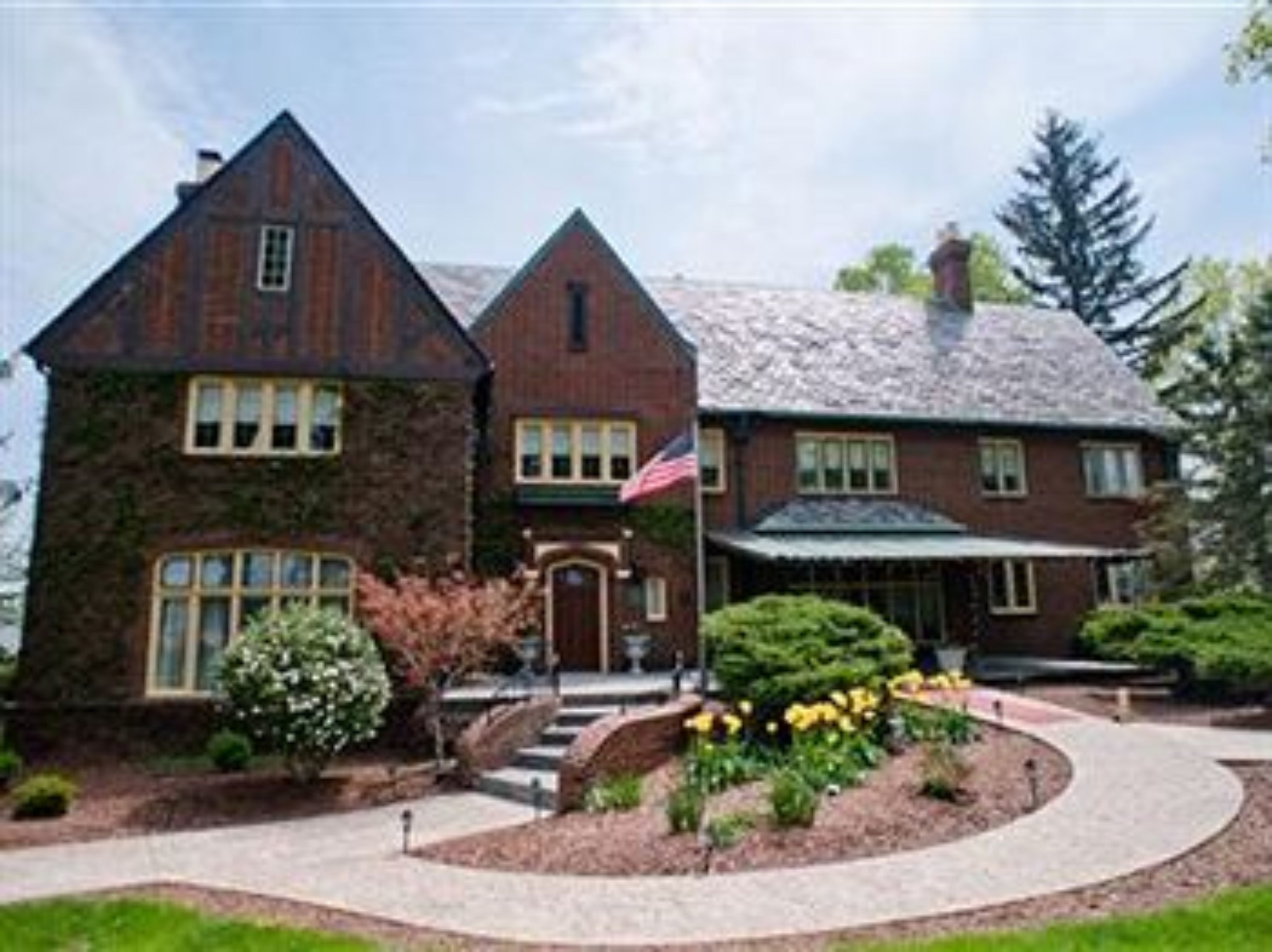 The English Inn in Lansing, United States