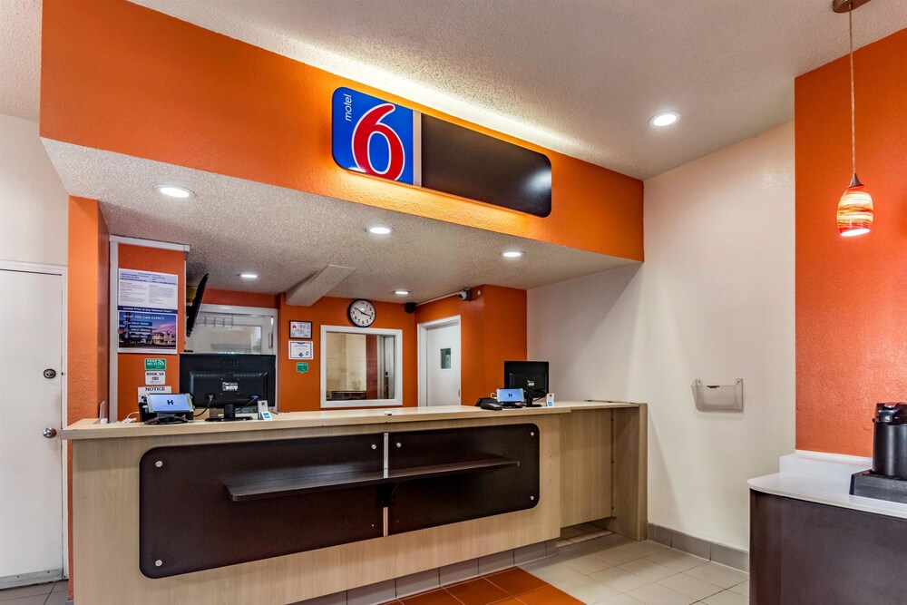 Motel 6 Raleigh, NC - Cary