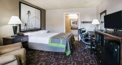Super 8 by Wyndham Oklahoma Airport Fairgrounds West