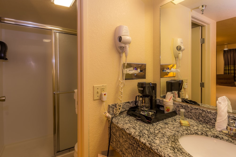 Super 8 by Wyndham Oklahoma Airport Fairgrounds West