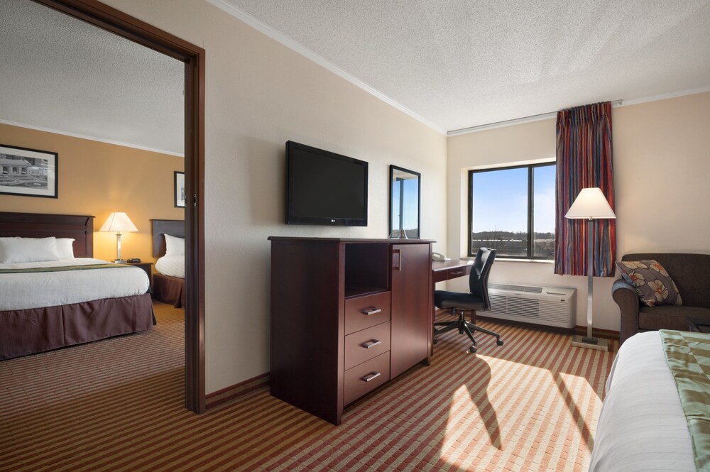 Days Inn & Suites by Wyndham Kansas City South