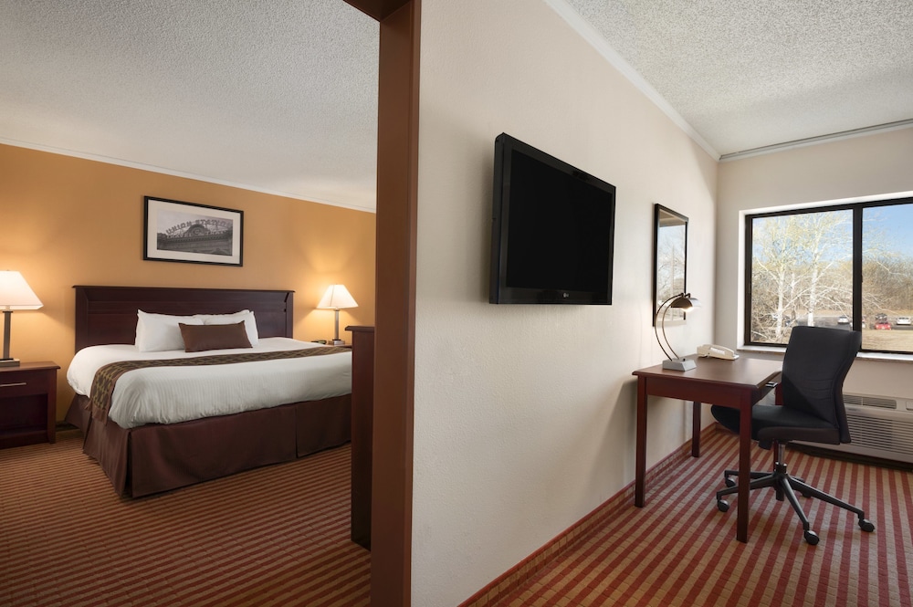 Days Inn & Suites by Wyndham Kansas City South