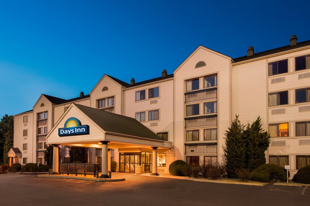 Days Inn & Suites by Wyndham Kansas City South