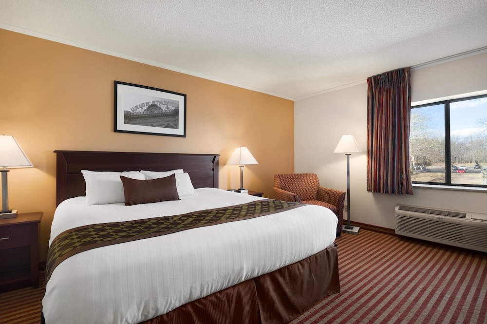 Days Inn & Suites by Wyndham Kansas City South