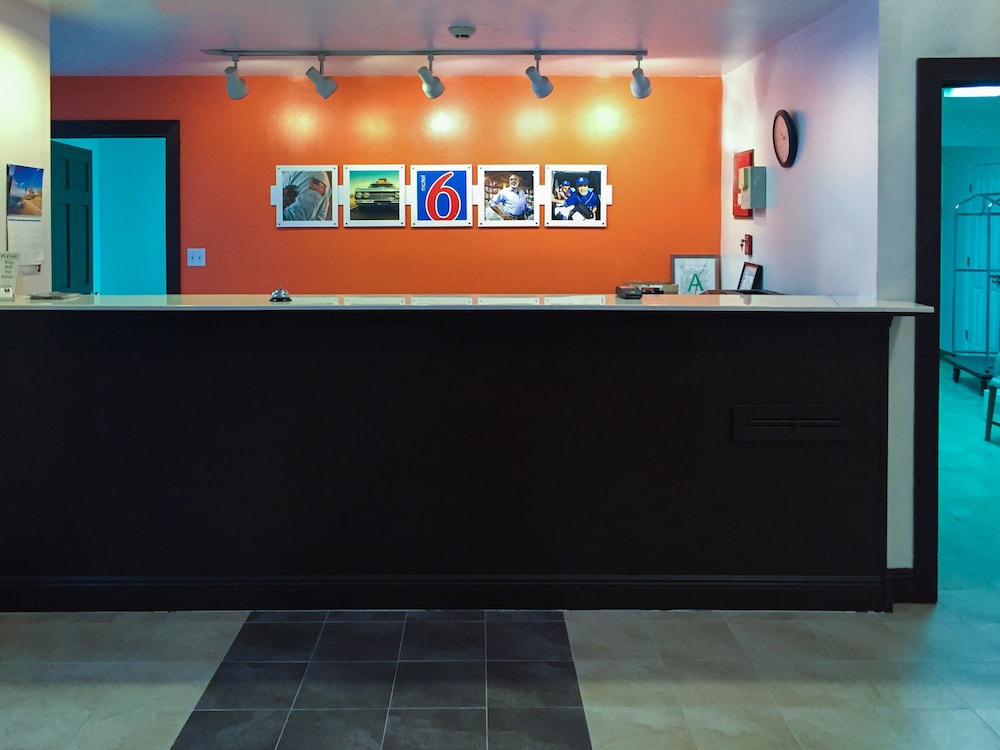Motel 6 Moss Point Ms 2018 Room Prices 50 Deals Reviews Expedia Motel 6 Moss Point Ms 1 5 Out Of 0 Hotel Interior Featured Image Lobby Guestroom Television