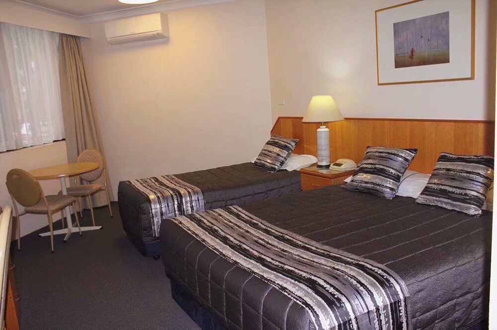 Charbonnier Motor Inn