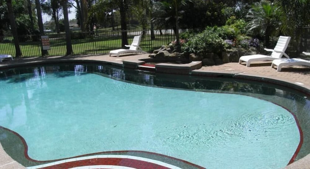 Charbonnier Motor Inn