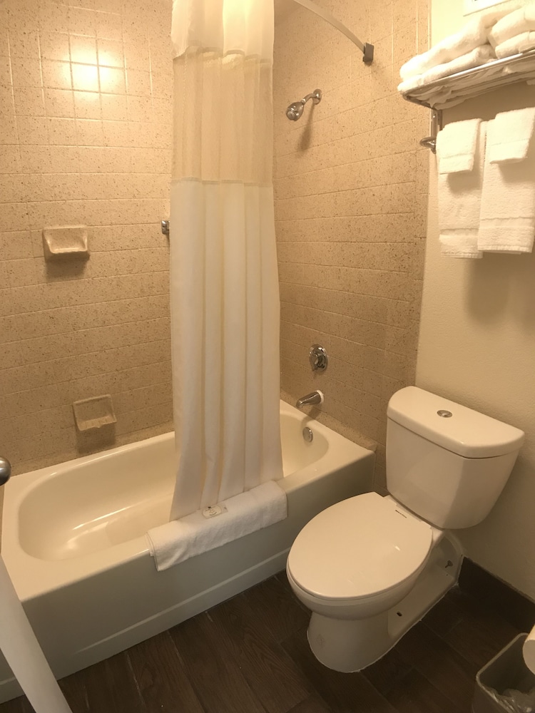 Bathroom, Quality Inn at Arlington Highlands