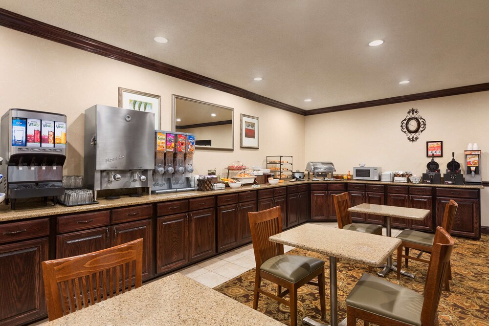 Breakfast area, Country Inn & Suites by Radisson, Asheville at Asheville Outlet Mall, NC