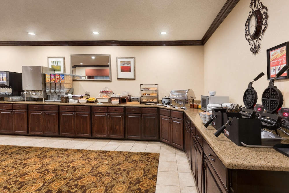 Breakfast area, Country Inn & Suites by Radisson, Asheville at Asheville Outlet Mall, NC