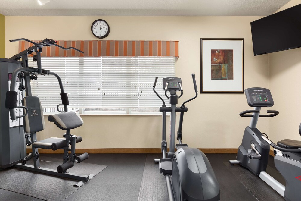 Fitness facility, Country Inn & Suites by Radisson, Asheville at Asheville Outlet Mall, NC