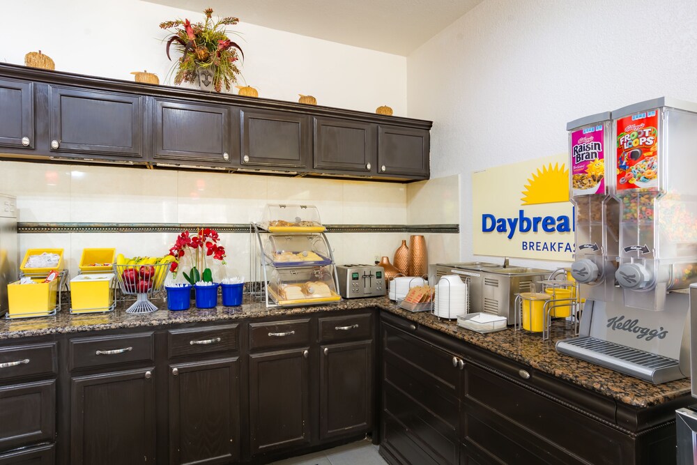 Breakfast area, Days Inn by Wyndham Arlington