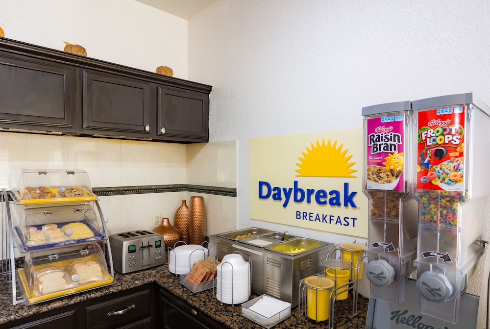 Breakfast area, Days Inn by Wyndham Arlington