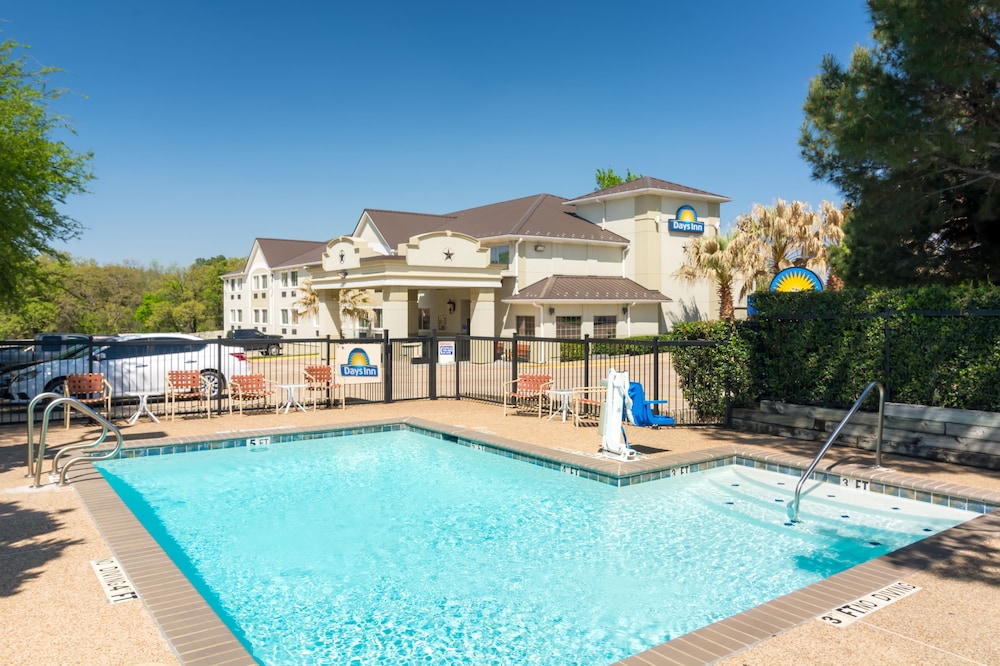 Outdoor pool, Days Inn by Wyndham Arlington