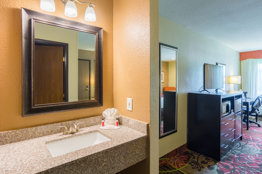 Bathroom, Days Inn by Wyndham Arlington