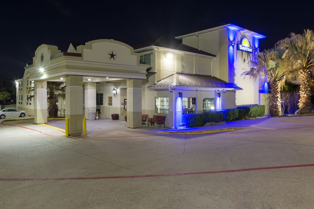 Front of property - evening/night, Days Inn by Wyndham Arlington