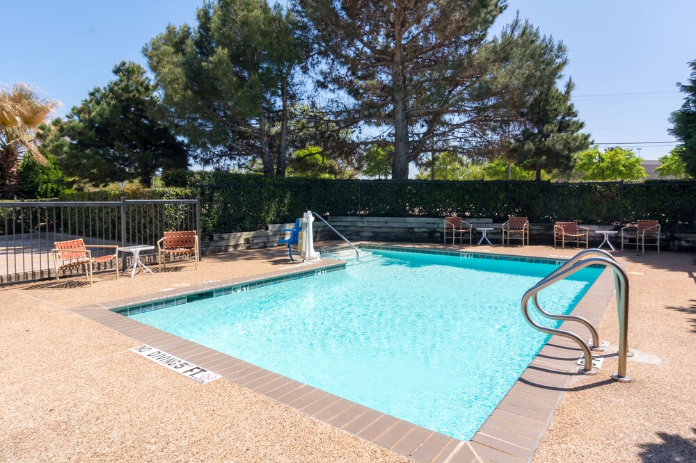 Outdoor pool, Days Inn by Wyndham Arlington