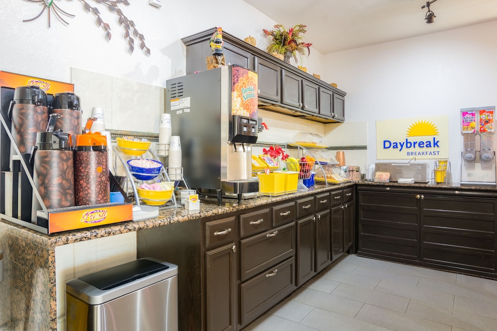 Breakfast area, Days Inn by Wyndham Arlington