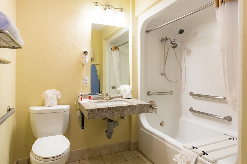 Bathroom, Days Inn by Wyndham Arlington